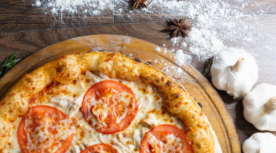 En hemmagjord gourmetpizza tillagad på pizzastål av gjutjärn